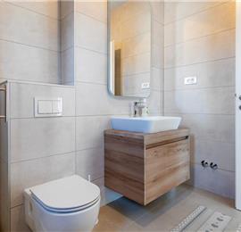 4 Bedroom Villa with Pool near Vodice town, Sibenik Riviera, sleeps 8